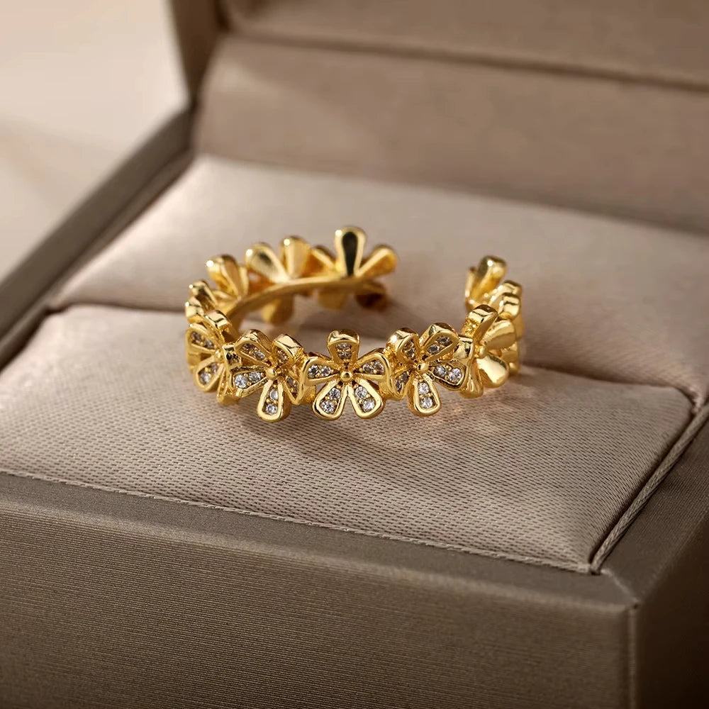 Aura Geometric Zircon Ring – Luxury Gold Edition
