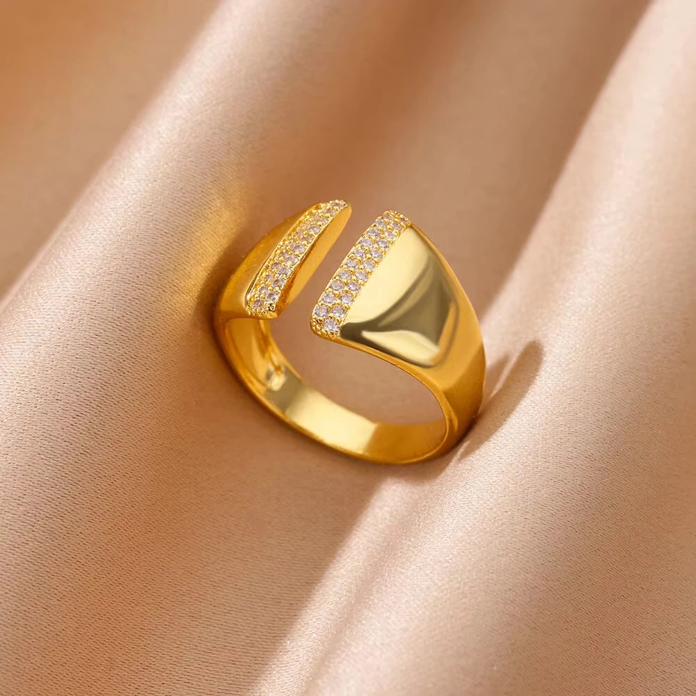 Aura Geometric Zircon Ring – Luxury Gold Edition