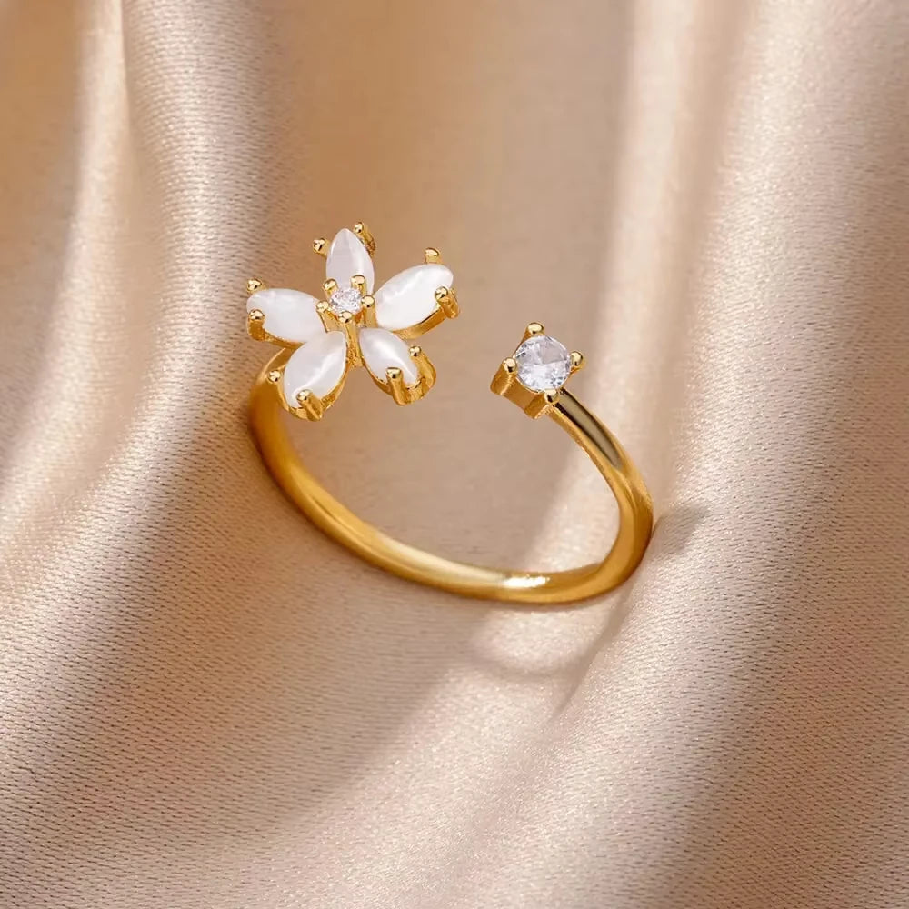 Aura Geometric Zircon Ring – Luxury Gold Edition