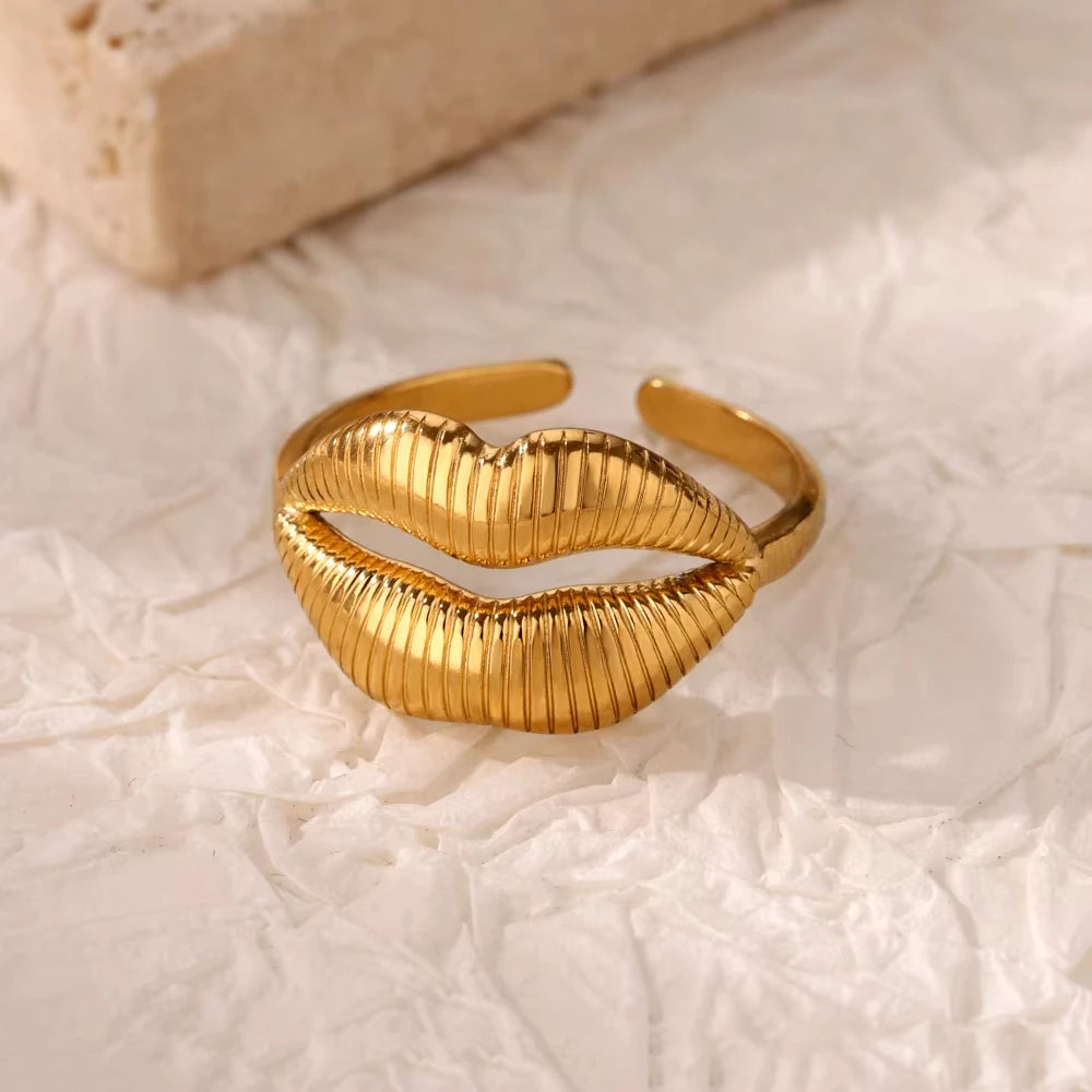 Aura Geometric Zircon Ring – Luxury Gold Edition