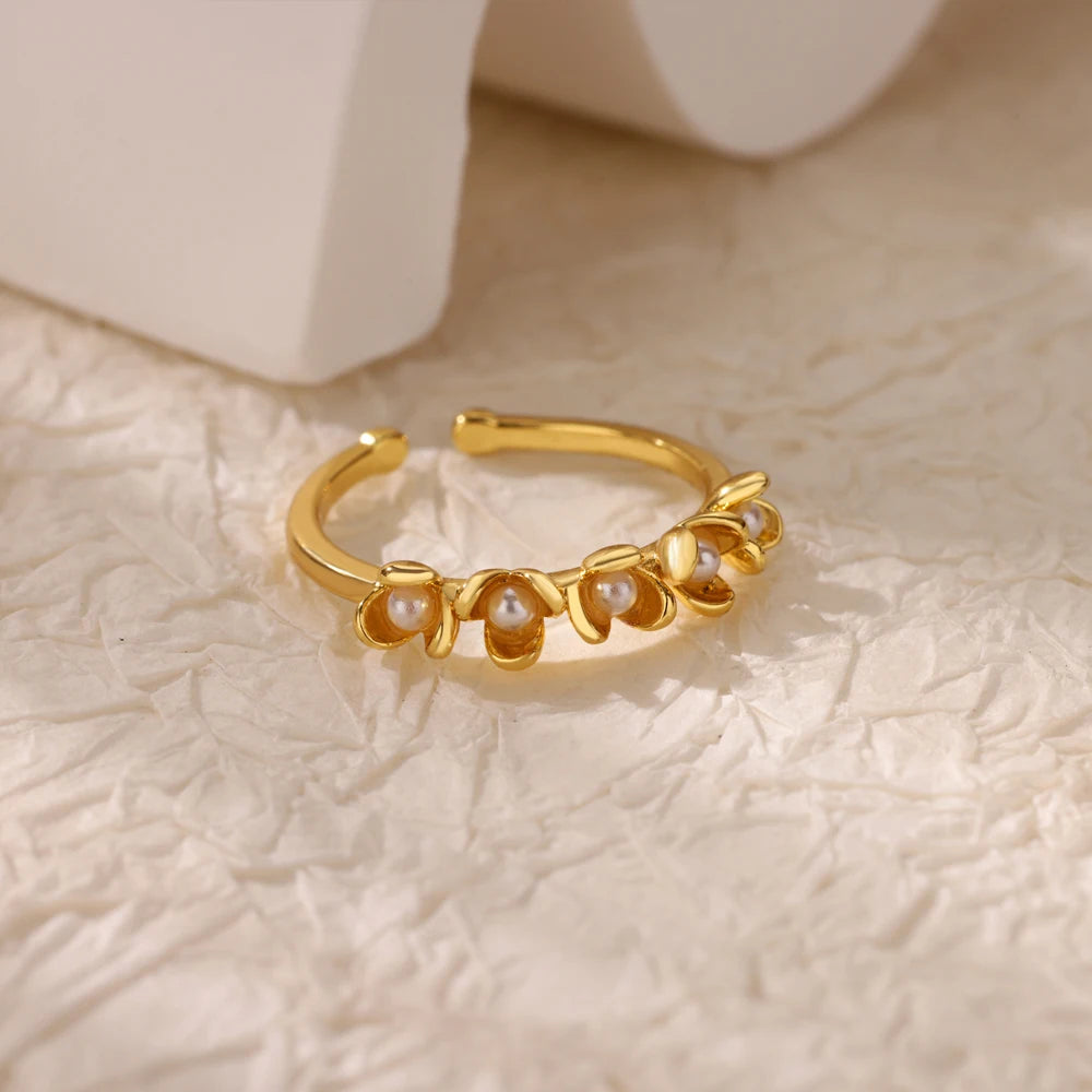 Aura Geometric Zircon Ring – Luxury Gold Edition