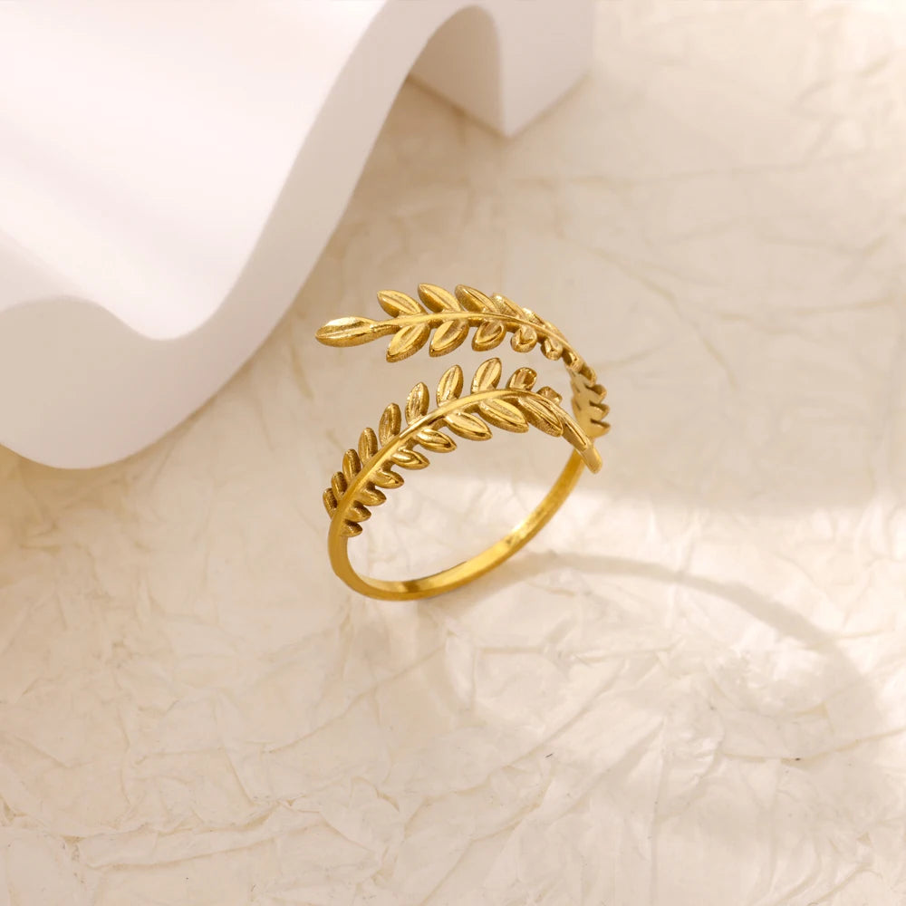Aura Geometric Zircon Ring – Luxury Gold Edition