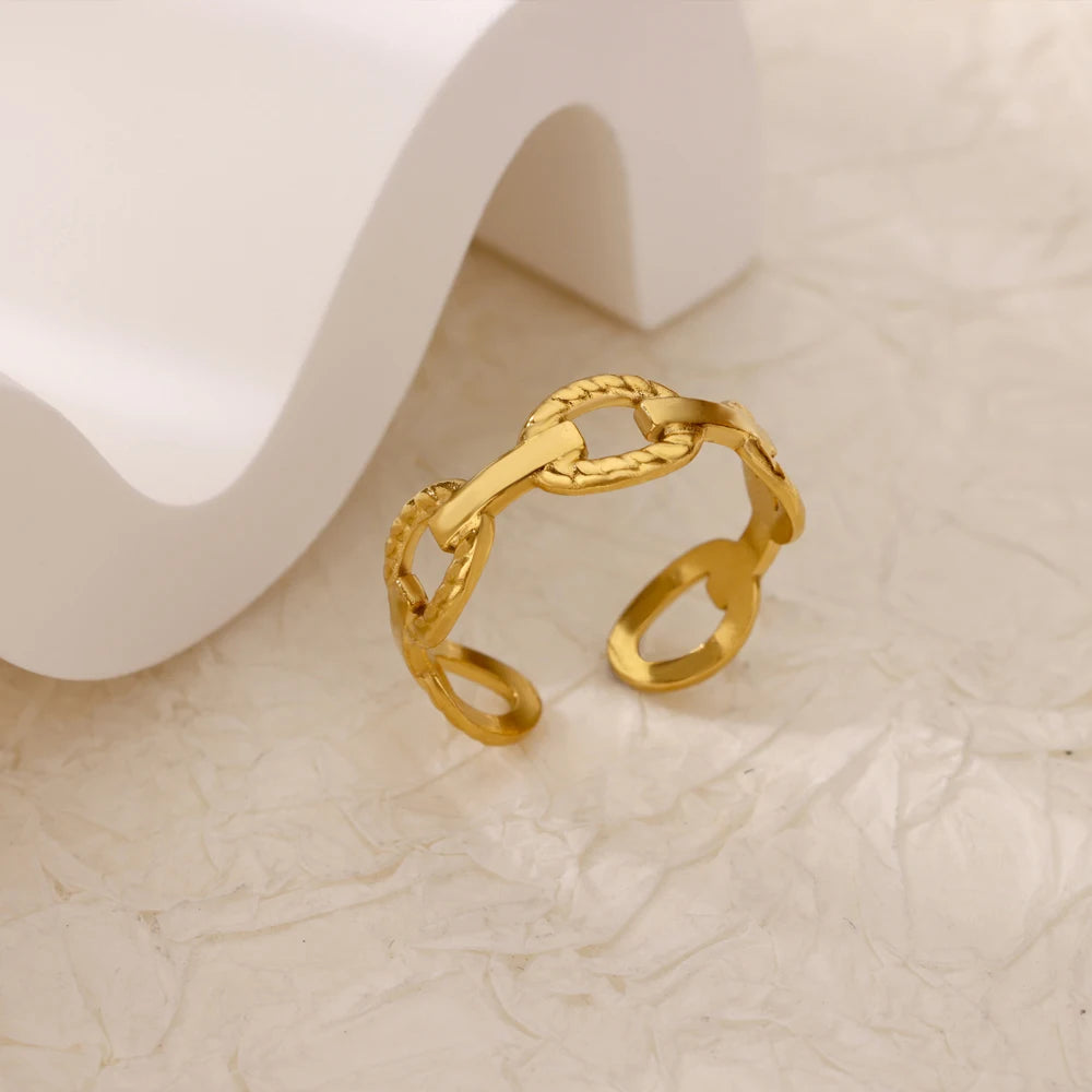 Aura Geometric Zircon Ring – Luxury Gold Edition