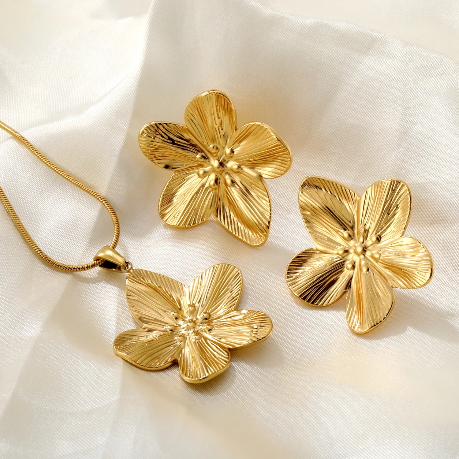 Aura Golden Magnolia Jewelry Set